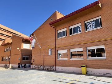 Varias familias de un colegio de Toledo protestan por las conductas violentas de un alumno y la Consejería pide cautela