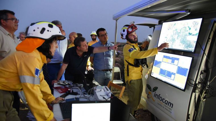 Nueve medios aéreos, 23 medios terrestres, ocho de la UME, cinco máquinas pesadas y 150 personas trabajan esta mañana en el incendio iniciado ayer en Toledo