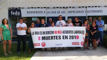CCOO y UGT se concentran ante la FEDA para denunciar el accidente laboral que costó la vida anteayer a un trabajador de Albacete