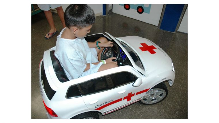 Cruz Roja dona al Hospital de Guadalajara un cochecito eléctrico para que los niños vayan al quirófano o a sus pruebas médicas