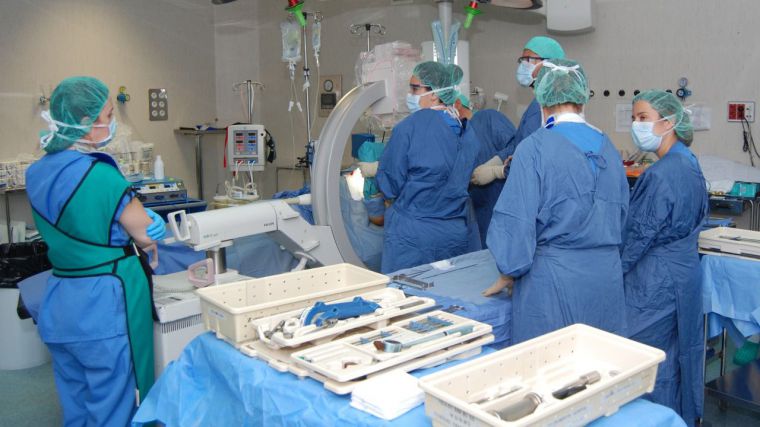 Las cataratas y las hernias, con más de 10.500 pacientes en espera, colapsan la sanidad regional 