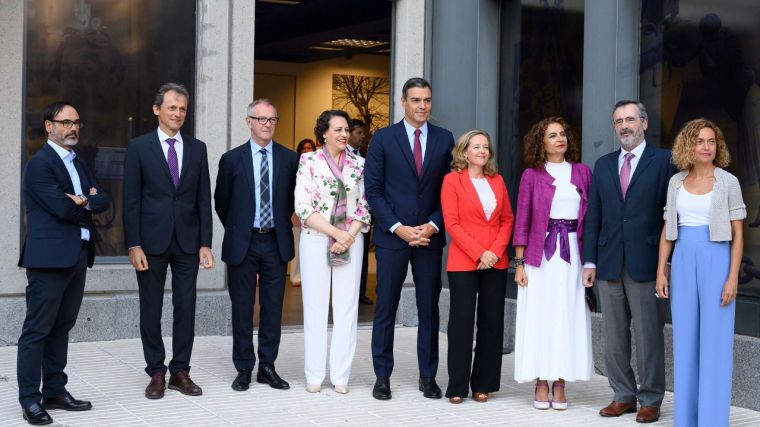 Pedro Sánchez, junto a Fernando Garea, presidente de EFE, los ministros en funciones Pedro Duque, José Guirao, Magdalena Valerio, Nadia Calviño y Mª Jesús Montero, el presidente del Senado, Manuel Cruz y la presidenta del Congreso, Meritxell Batet.