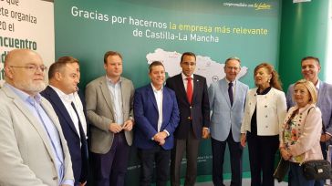 Emiliano García-Page y Vicente Casañ visitan el stand de Globalcaja en la Feria de Albacete