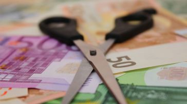 La clase media española adelgaza y crece la baja
