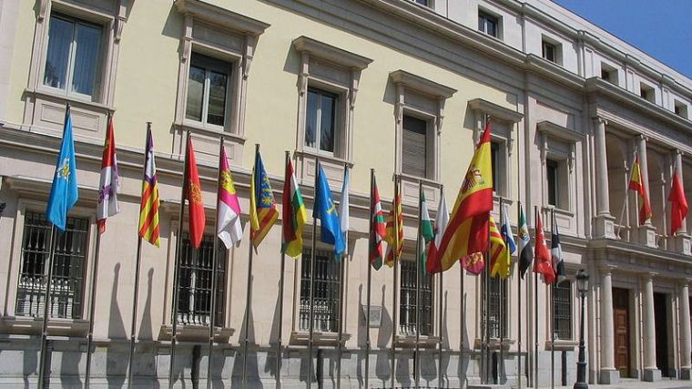Banderas de las Comunidades Autónomas de España frente al Senado.