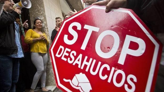 Imputan a 22 activistas de la PAH tras intentar evitar un desahucio en el Barrio de los Escritores