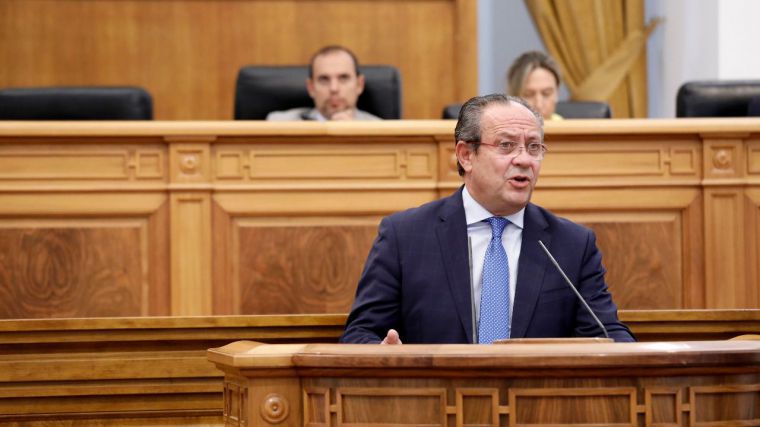 El consejero de Hacienda, Juan Alfonso Ruiz Molina, en su comparecencia en las Cortes.