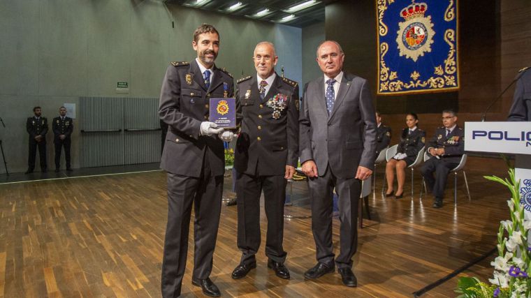 La Fundación Globalcaja Albacete entrega el primer premio del certamen literario de la Policía Nacional