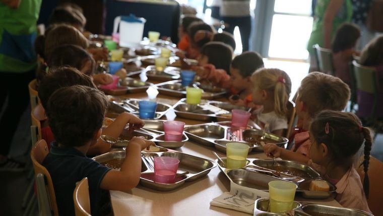 Las familias castellano-manchegas invierten de media 93 euros por hijo al mes en el comedor escolar