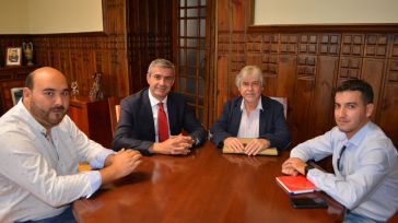 Álvaro Gutiérrez repasa con el alcalde de La Puebla de Montalbán la colaboración en proyectos municipales
