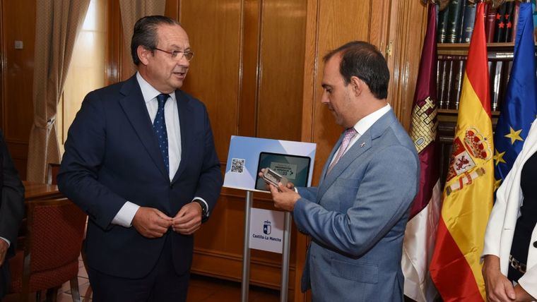 Juan Alfonso Ruiz Molina, entrega al presidente de las Cortes regionales, Pablo Bellido, el proyecto de Ley de Presupuestos Generales de Castilla-La Mancha para 2020.