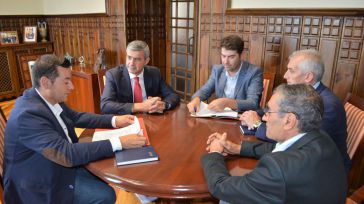 Álvaro Gutiérrez ofrece colaboración institucional y apoyo a proyectos del nuevo gobierno municipal de Los Navalmorales