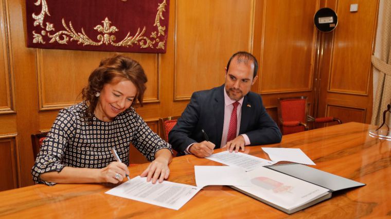 Las Cortes Regionales y la Consejería de Bienestar firman un convenio para avanzar en accesibilidad