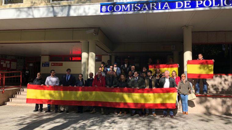 Cs Guadalajara apoya la concentración en la Jefatura de la Policía Nacional en apoyo al trabajo de sus compañeros en Cataluña