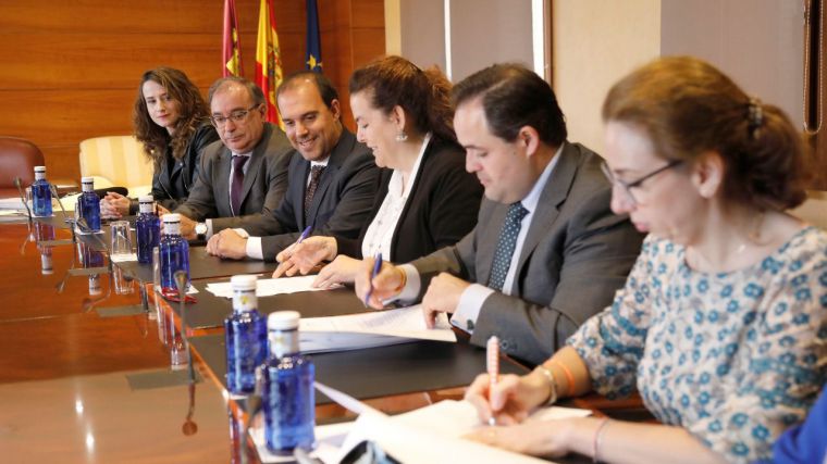 Los tres grupos de las Cortes regionales firman el Pacto por la Infancia de Unicef, “uno de los más potentes de España”
