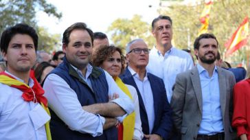 Núñez acude a la manifestación convocada por Sociedad Civil Catalana y afea a Page su ausencia