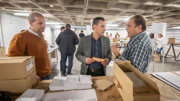 El delegado del Gobierno en Castilla-La Mancha visita en Toledo el centro donde se prepara el dispositivo electoral 