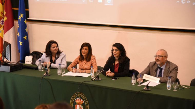 La directora del Instituto de la Mujer denuncia la invisibilidad social que aún tiene la violencia económica hacia las mujeres