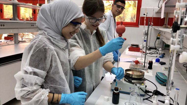 La Facultad de Ciencias y Tecnologías Químicas recibe a profesores y estudiantes preuniversitarios para intercambiar experiencias docentes e investigadoras