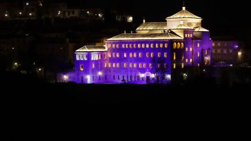 La fachada de las Cortes de Castilla-La Mancha se ilumina de morado por el 25N