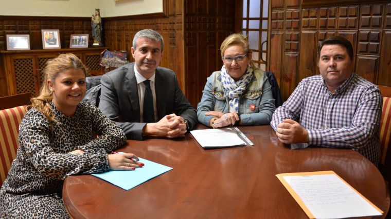 Álvaro Gutiérrez y la alcaldesa de Villamiel repasan los proyectos que apoyará el gobierno provincial en la localidad
