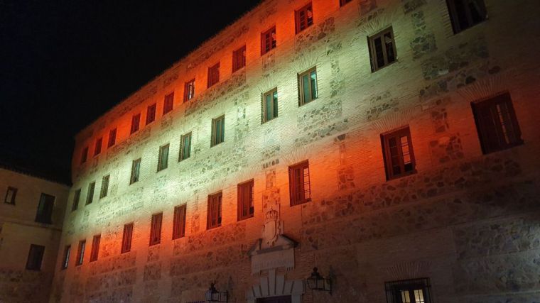 La fachada de las Cortes regionales se ilumina con los colores de la bandera española