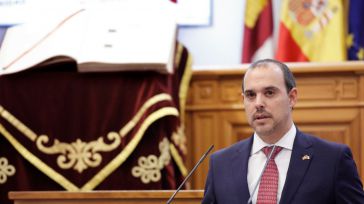 El presidente del parlamento autonómico reclama “la España de nuestros padres y de la Transición” en el acto institucional del Día de la Constitución