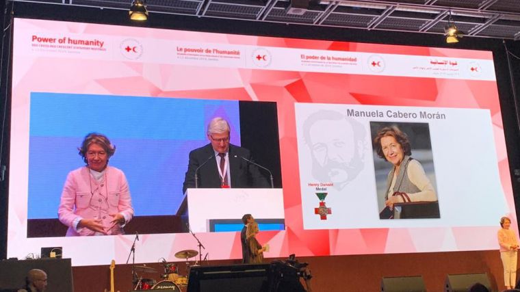 La Vocal de Médicos Jubilados del COMT, Manuela Cabero, recibe un premio internacional de Cruz Roja por misiones en áreas de riesgo