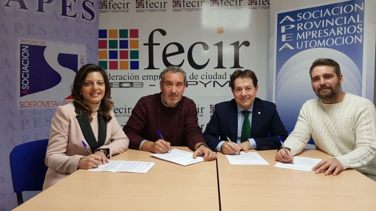 La sede de FECIR acoge la firma del convenio del metal de Ciudad Real