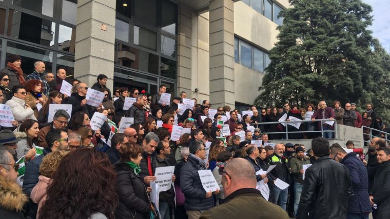 Cientos de empleadas y empleados de la JCCM salen a la calle en las cinco capitales de la región para expresar su “absoluto rechazo a las prebendas para altos cargos”