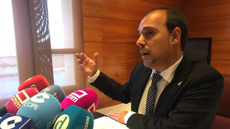 El presidente de las Cortes Regionales apela al PP para que el gobierno de España no dependa de los independentistas