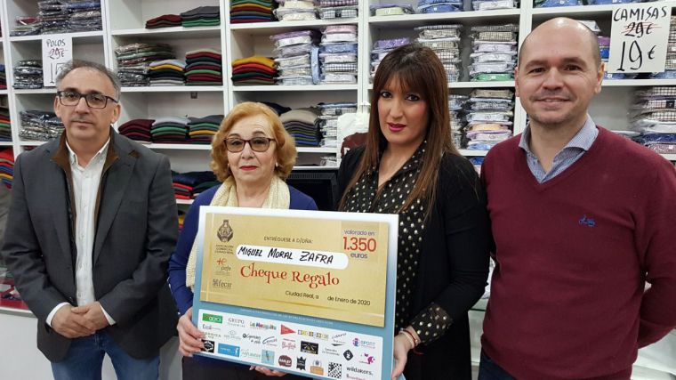 La Asociación Comercial de Ciudad Real entrega el cheque regalo de la campaña navideña 'Alfombra Azul'