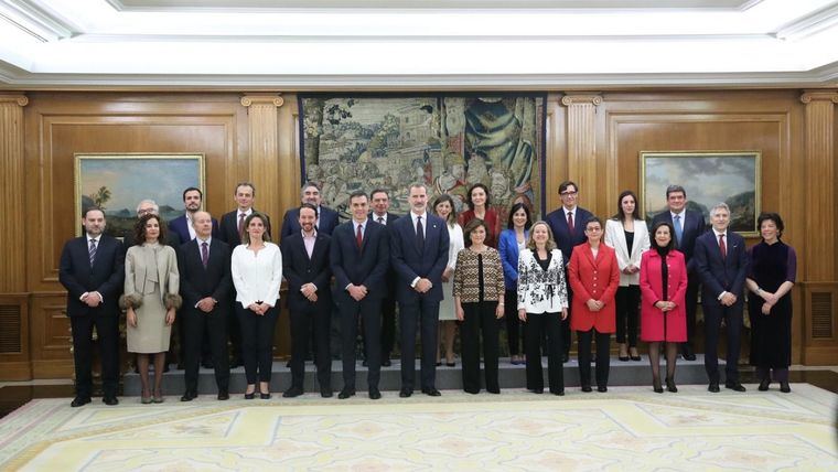 Fotografía de grupo de Su Majestad el Rey con los nuevos miembros del Gobierno.

