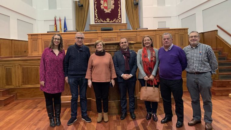 Bellido recibe en el parlamento al Hogar Extremeño de Guadalajara