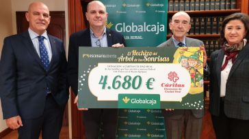 Globalcaja entrega la recaudación del espectáculo solidario "El Hechizo del Arbol de la Sonrisas" a Cáritas Ciudad Real