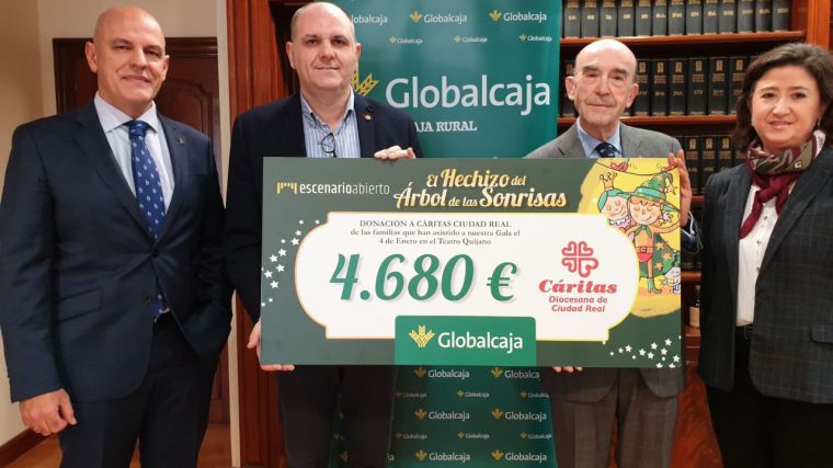 Globalcaja entrega la recaudación del espectáculo solidario 'El Hechizo del Arbol de la Sonrisas' a Cáritas Ciudad Real