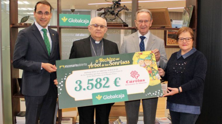 Cáritas Diocesana de Albacete recibe lo recaudado por el espectáculo solidario y familiar 'El Árbol de las Sonrisas' de Globalcaja