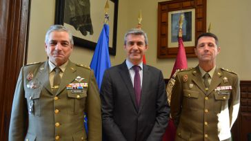 Álvaro Gutiérrez y el coronel Javier Gallegos estudian la colaboración en acciones de cultura de Defensa