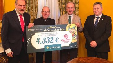 El presidente de Globalcaja entrega la recaudación de “El hechizo del Árbol de las Sonrisas” al obispo de Cuenca