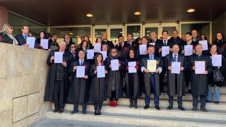 El decano del Colegio de Abogados de Toledo junto a otros abogados manifestándose por la defensa del Turno de Oficio ante la puerta de los juzgados el mes pasado.