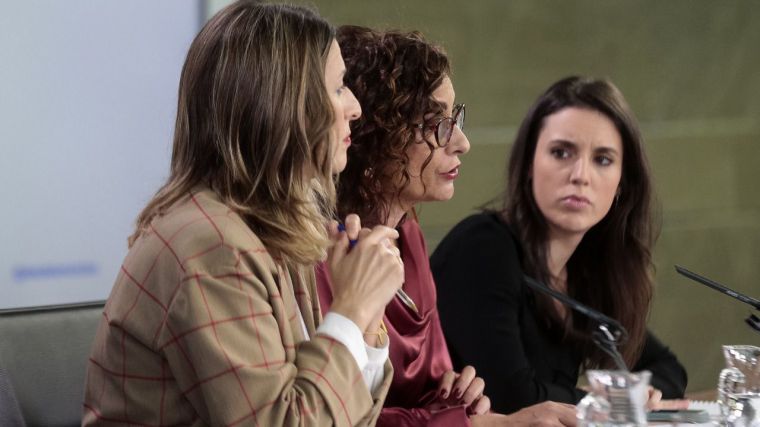 La ministra de Trabajo y Economía Social, Yolanda Díaz, la ministra de Hacienda, Mª Jesús Montero y la ministra de Igualdad, Irene Montero, en la rueda de prensa posterior al Consejo de Ministros.