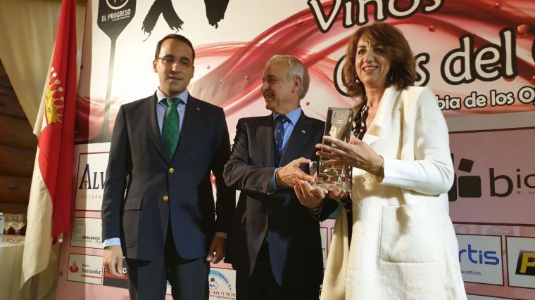 El directir general de Globalcaja entrega el premio solidario 'Vinos Ojos del Guadiana' de la Cooperativa El Progreso