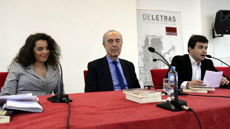 El escritor Luis Alberto de Cuenca afirma que las redes sociales han propiciado el renacer de la poesía