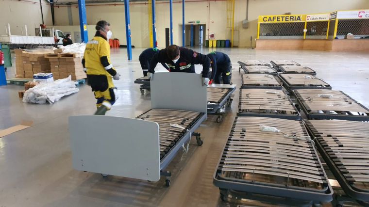 Un momento del montaje de las camas, en el que han colaborado los bomberos del SEPEI como voluntarios.