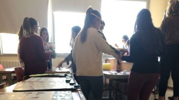 Alumnos de Educación de Cuenca analizan en una práctica académica la veracidad de las noticias relacionadas con el COVID-19