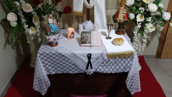 Las mujeres rurales mantienen la tradición de las Cruces de Mayo sin salir de casa
