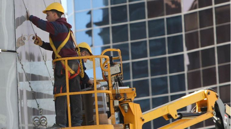 La construcción impulsa el empleo en mayo y la región se anota la segunda mayor bajada del paro del país