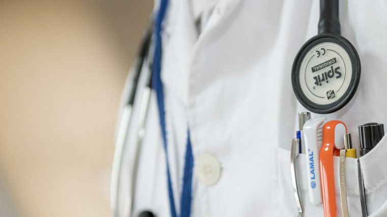 El Consejo Autonómico de Colegios Médicos de CLM considera que contratar a médicos sin título de especialista para Atención Primaria desprestigia la profesión