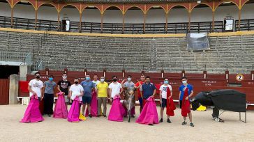 Fernando Muñoz acompaña al alumnado de la Escuela Taurina en sus primeras clases en la Plaza de Toros de Toledo