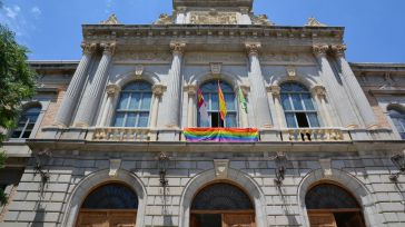 La fachada de la Diputación Provincial de Toledo luce desde hoy la bandera arcoíris para conmemorar el Día del Orgullo